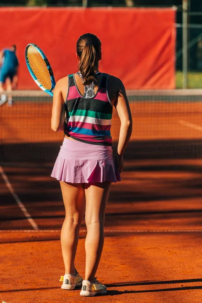 試合中のテニスクレイコートを歩く魅力的なテニスプレーヤーの近景 — ストック写真