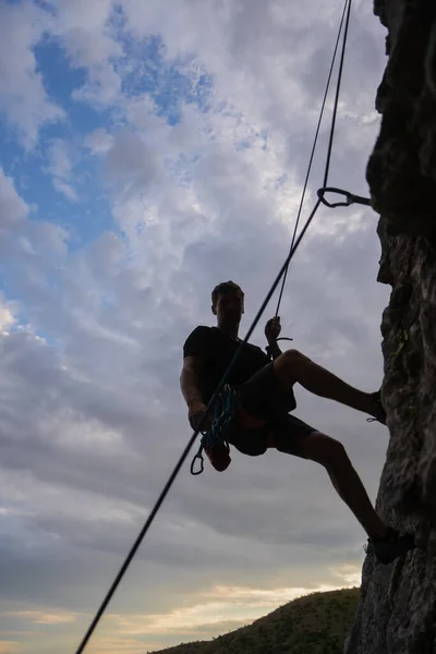 Senior Fit Guy Descend Gros Rocher Très Lentement — Photo