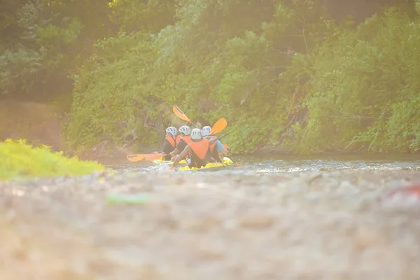 Grupo Kayakers Seniores Estão Andando Caiaque Juntos Enquanto Focam Luz — Fotografia de Stock