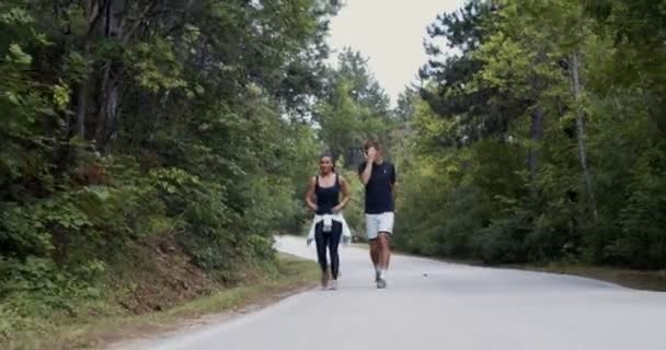 Casal Correndo Juntos Estrada Montanha — Vídeo de Stock