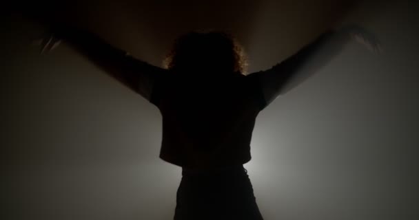 Siluetă Fată Studio Ceață Raze Lumină Dansând — Videoclip de stoc