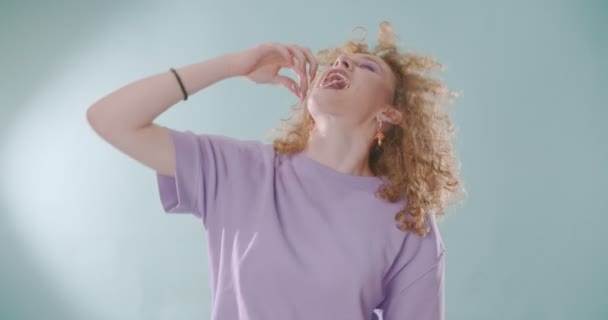 Солодка Дівчина Посміхається Танцює Кольоровому Фоні — стокове відео