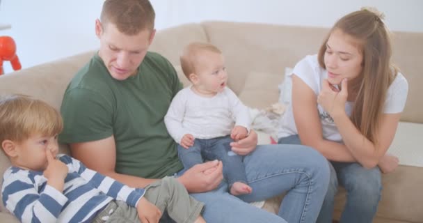 Père Fils Parlent Pendant Que Mère Bébé Écoutent — Video