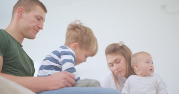 Eltern Und Kinder Verbringen Zeit Miteinander — Stockvideo
