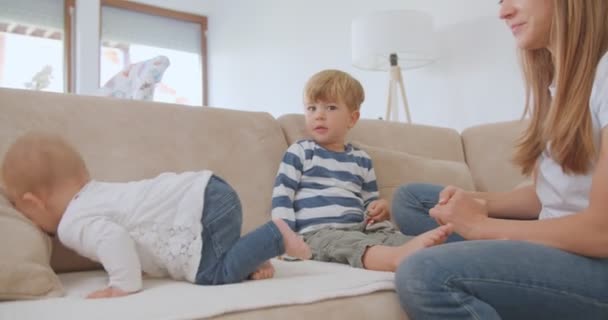 Mère Prend Soin Des Enfants Puis Père Joint — Video