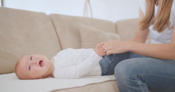 Jonge Moeder Helpen Haar Schattig Baby Zitten Rechte — Stockvideo