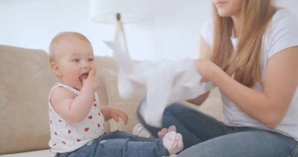 Joven Hermosa Madre Poniéndose Pijama Lindo Bebé — Vídeos de Stock