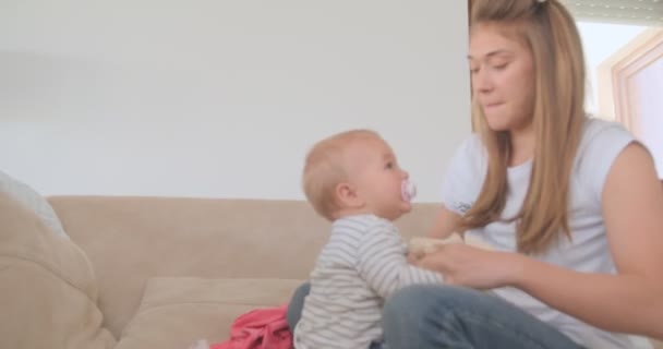 Schöne Mutter Und Ihre Entzückende Kleine Tochter Zusammen — Stockvideo