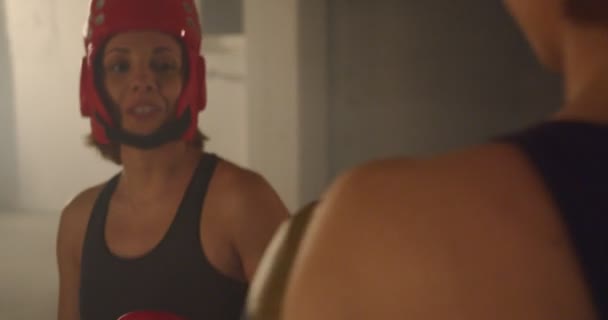 Kick Boxers Praticando Juntos — Vídeo de Stock