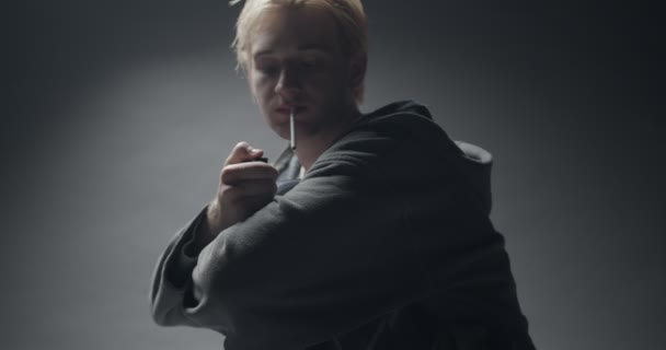 Depresivo Chico Está Encendiendo Cigarrillo Después Llorar — Vídeos de Stock