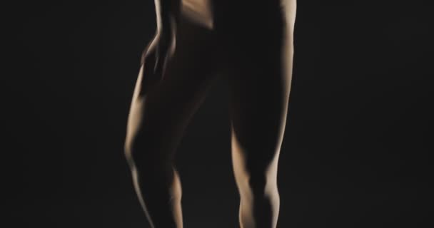 男舞蹈演员一边跳舞一边重复动作 只有他的手和腿在慢动作 — 图库视频影像