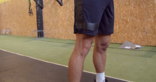 Knappe Fitte Jongen Warmt Voor Zijn Training Met Extreme Oefeningen — Stockvideo