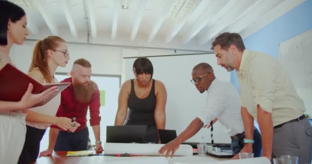 Groep Multiculturele Zakenmensen Maakt Het Nieuwe Bouwplan Voor Hun Nieuwe — Stockvideo