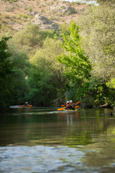 Grupo Amigos Están Paseando Canoa Bosque Con Hermosa Naturaleza —  Fotos de Stock