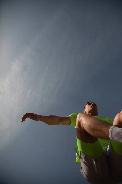 Erkek Sporcu Kameranın Üzerine Zıplıyor Düşük Melek — Stok fotoğraf