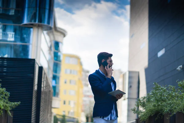 Hombre Negocios Bien Adaptado Está Teniendo Una Conversación Por Teléfono —  Fotos de Stock