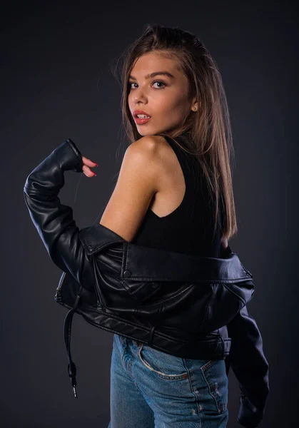 Deri Ceket Giyen Şık Moda Kızı Siyah Arka Planda Kot — Stok fotoğraf