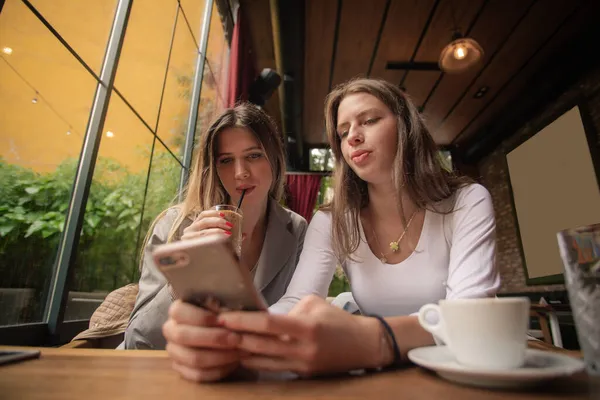 Deux Sœurs Parlent Regardent Téléphone Buvant Café — Photo