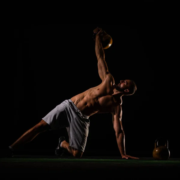 Yakışıklı Adam Yer Egzersizleri Için Hazırlanıyor — Stok fotoğraf