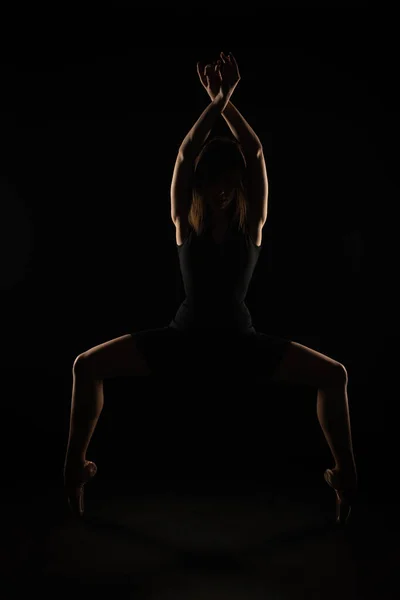 Silhouet Van Ballerina Poseert Terwijl Hurkend Puntschoenen — Stockfoto