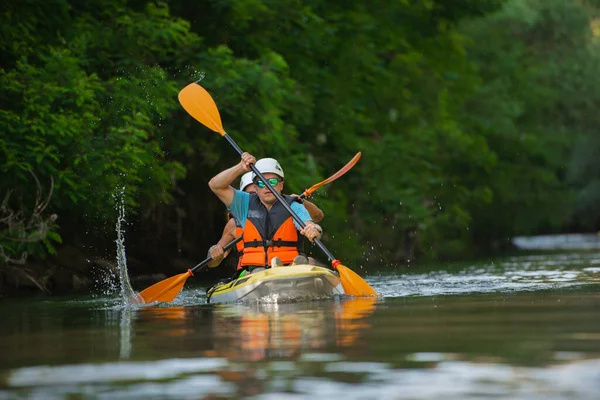 Dois Amigos Adultos Bonitos Estão Fazendo Canoagem Juntos Enquanto Tentam — Fotografia de Stock