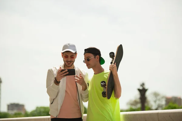 两个男性朋友在一起看他的手机 — 图库照片