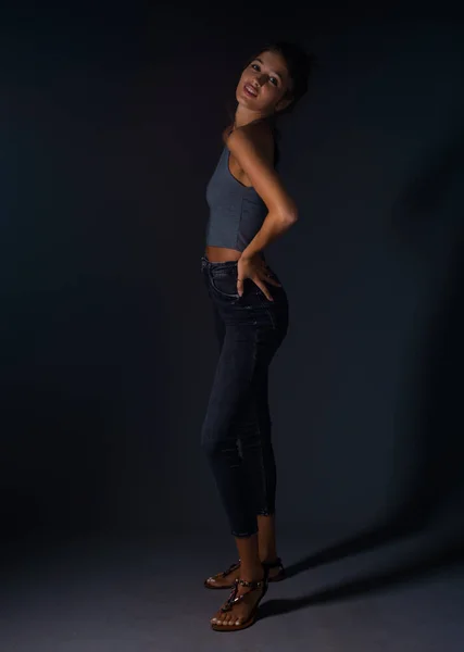 Elegante Chica Moda Posando Ropa Moda Sobre Fondo Negro — Foto de Stock