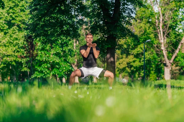 Joven Practica Yoga Con Las Variaciones Postura Diosa Aire Libre —  Fotos de Stock