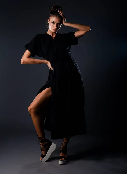 Cuerpo Una Sexy Chica Moderna Con Falda Larga Negro Contra —  Fotos de Stock
