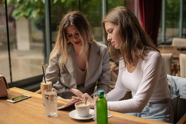 Dos Hermanas Increíbles Atractivas Están Sentadas Restaurante Mientras Discuten Sobre —  Fotos de Stock