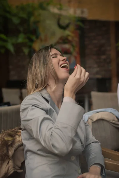 Menina Atraente Está Rindo Tanto Enquanto Come Sua Comida Bar — Fotografia de Stock