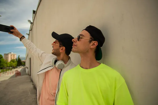 Dos Guapos Amigos Varones Están Tomando Selfie — Foto de Stock