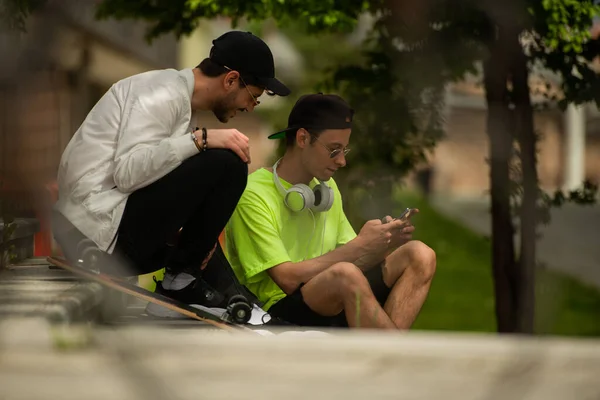 Los Mejores Amigos Están Reuniendo Mensaje Que Recibió — Foto de Stock