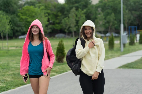 Two Girls Trying Get Away Frm Rain While Smiling Looking — Stock Photo, Image