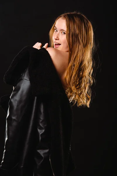 Kroppsfoto Attraktiv Kvinnlig Modell Poserar Med Skinnjacka Modern Stil Kläder — Stockfoto