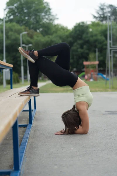 Roztomilé Atraktivní Mladá Dívka Pózování Dřevěné Lavičce Zatímco Dělá Abnormální — Stock fotografie