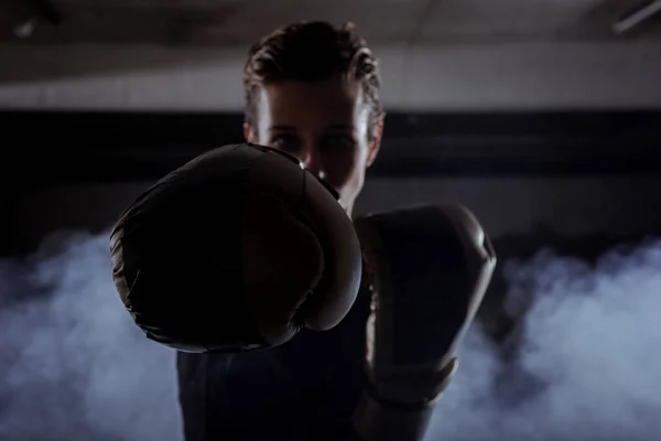 Retrato Silhueta Jovem Fazendo Treinamento Boxe Com Fumaça Branca Fundo — Fotografia de Stock