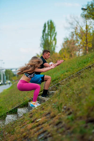 一对年轻貌美的夫妇穿着时髦的运动服在室外阳光下跑步 健康的生活方式 — 图库照片