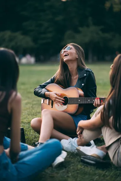 Attraktives Und Schönes Junges Mädchen Lacht Beim Gitarrespielen — Stockfoto