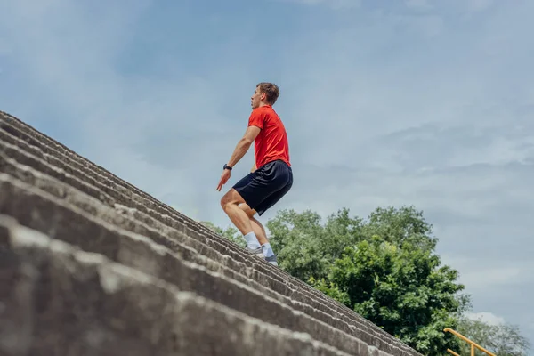 Widok Boku Zdjęcie Aktywnego Sportowca Skaczącego Schodach Trening Świeżym Powietrzu — Zdjęcie stockowe