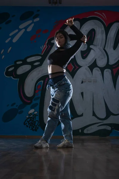 Aktif Giyim Kadın Dansçı Modern Dans Stüdyosu Katta Çömelme Size — Stok fotoğraf