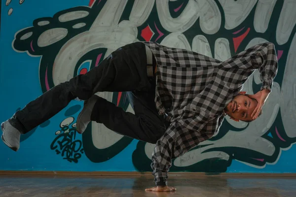 Trendy Jonge Man Danser Dansen Voorkant Van Graffiti — Stockfoto