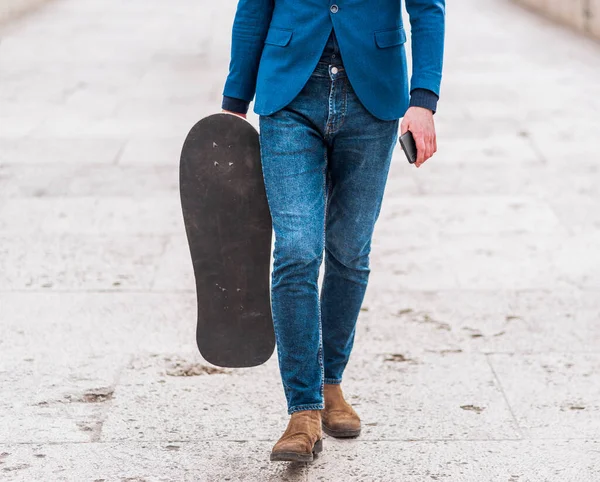 Selbstbewusster Geschäftsmann Mit Skateboard Beim Spaziergang Auf Der Stadtbrücke — Stockfoto