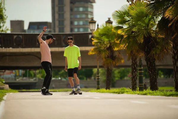 Two Friends Hanging While One Them Learning How Skate Other — Stock Photo, Image