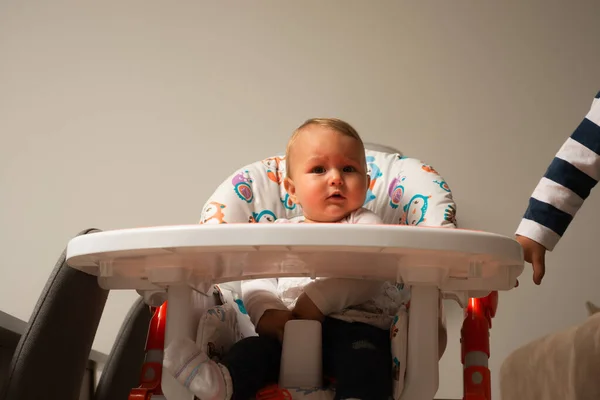 Retrato Adorable Niña Sentada Silla Mientras Hermano Deja —  Fotos de Stock