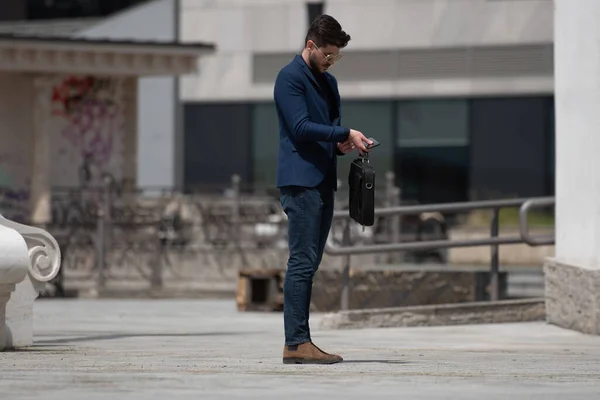 Een Geschikte Zakenman Wacht Zijn Assistent Hem Ontmoeten — Stockfoto