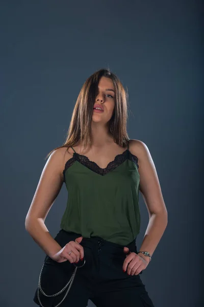 Retrato Uma Jovem Modelo Sexy Estúdio Vestindo Top Verde Escuro — Fotografia de Stock