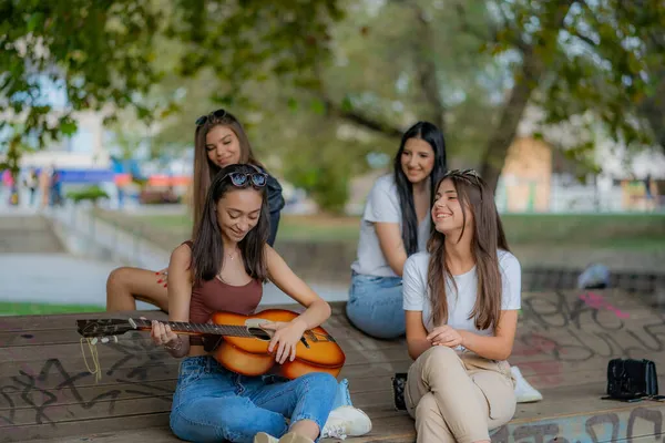 Meninas Bonitas Atraentes Estão Sorrindo Apreciando Sons Guitarra Enquanto Estão — Fotografia de Stock