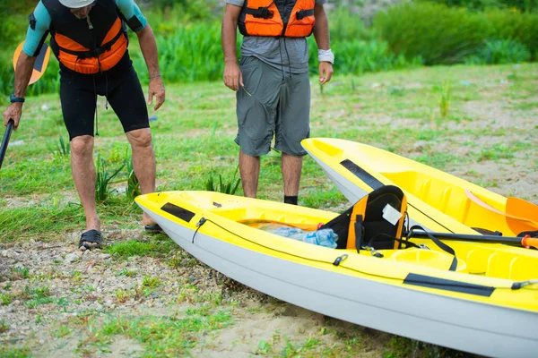 Los Kayakistas Mayores Están Recibiendo Los Kayaks Mientras Ayudan Unos —  Fotos de Stock