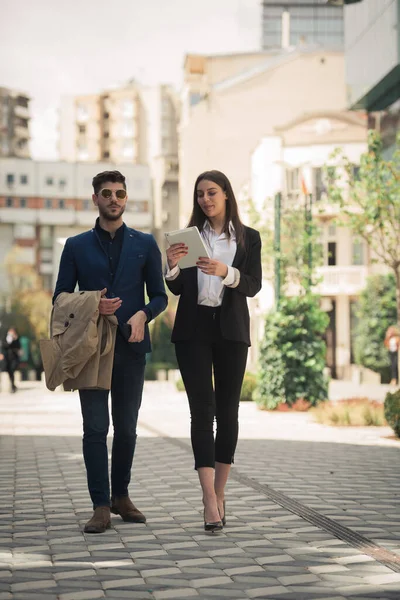 Asistente Femenina Está Dando Jefe Grandes Noticias Sobre Negocio —  Fotos de Stock